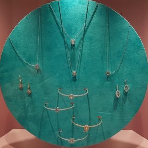 Filigraner Schmuck von Swarovski / Mode-Basics in den MÜNSTER ARKADEN