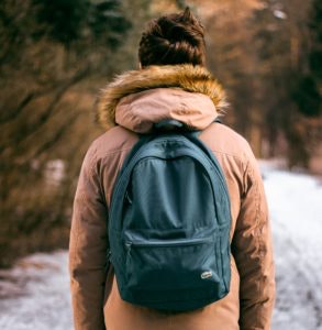 Parker mit Kunstfellkapuze in der Wintermode
