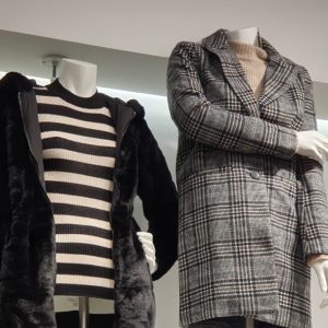 Karo-Mantel und Teddyfell in der Wintermode 2019 bei den MÜNSTER ARKADEN