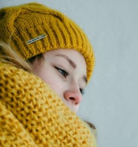 Strick in kräftiger gelber Farbe in der Wintermode